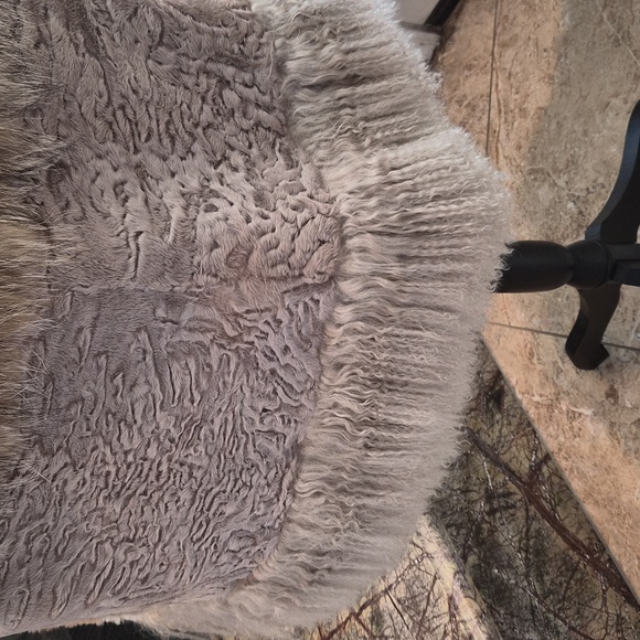 Fur Cape - Coat - Picture 7 of 7